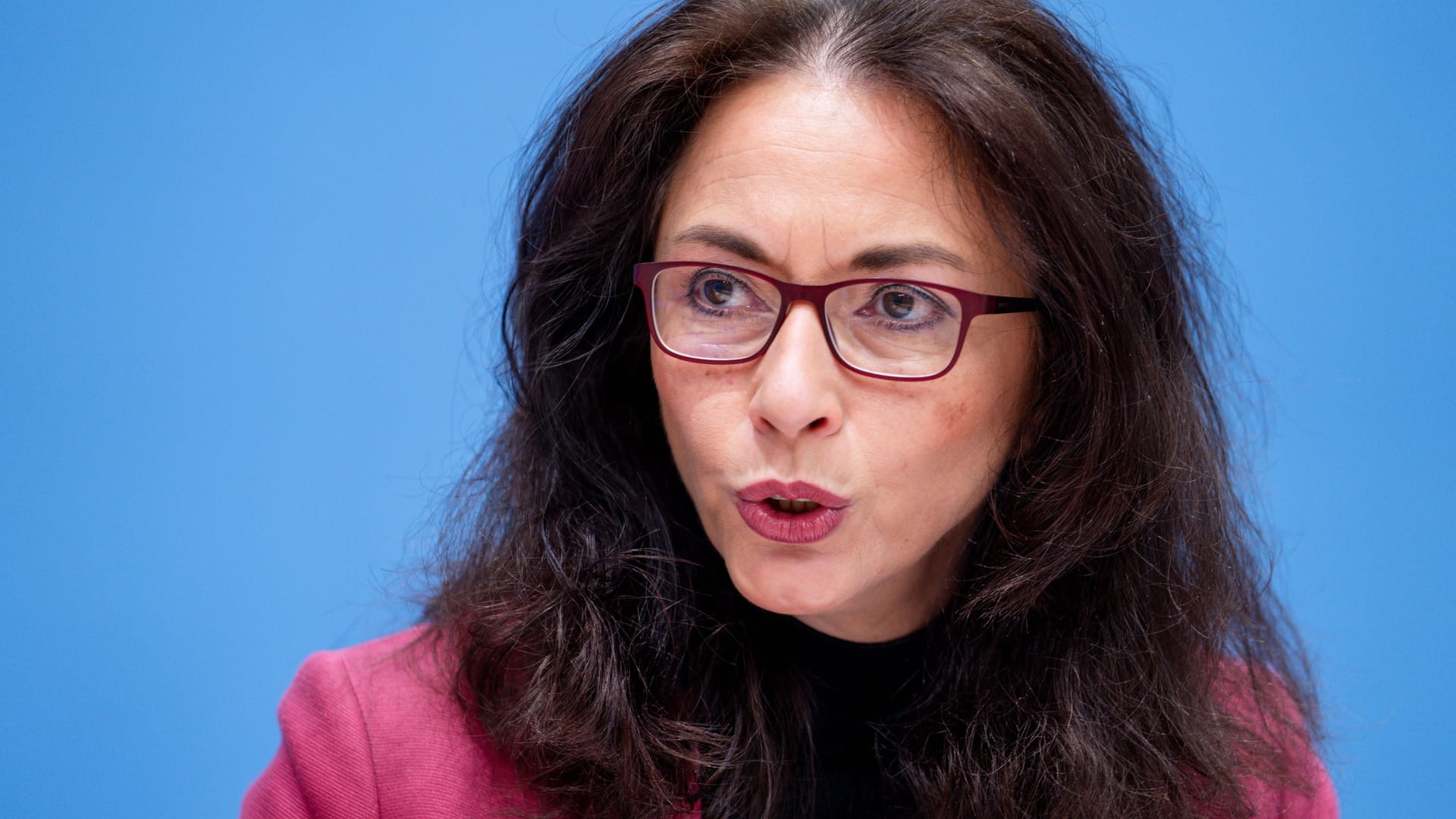 DGB-Chefin Yasmin Fahimi wirft der Union mathematische Tricks beim Rentenniveau vor.