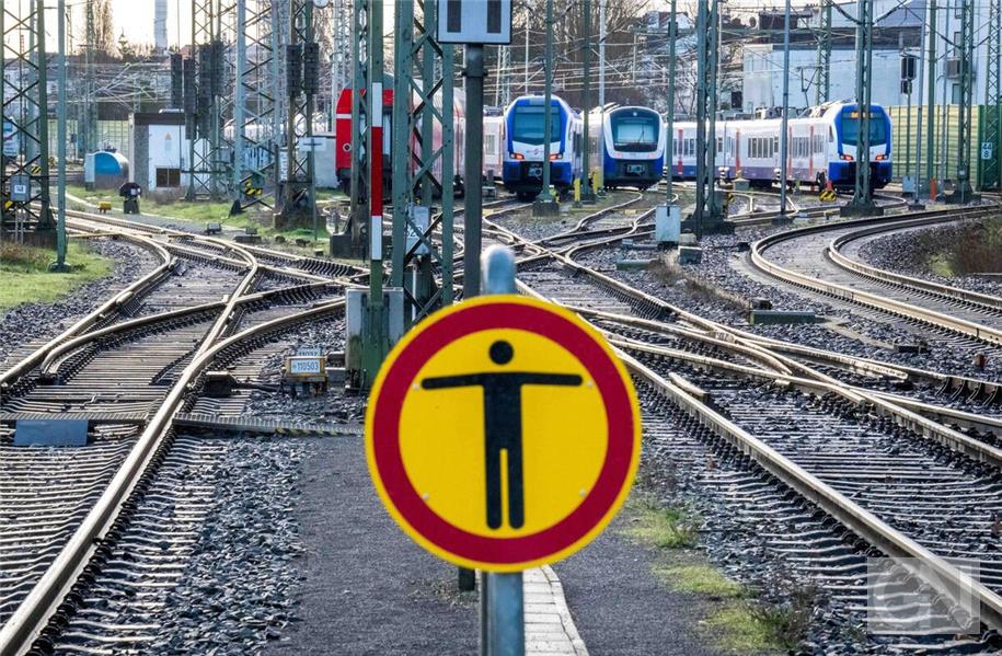 Erdreich abgesackt: Sperrung der Bahnstrecke Hannover–Bremen