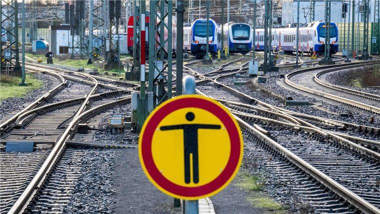 Erdreich abgesackt: Sperrung der Bahnstrecke Hannover–Bremen