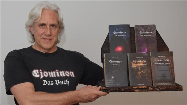 Das fasziniert Autor John Atan Iron aus Rhade am Fantasy-Genre