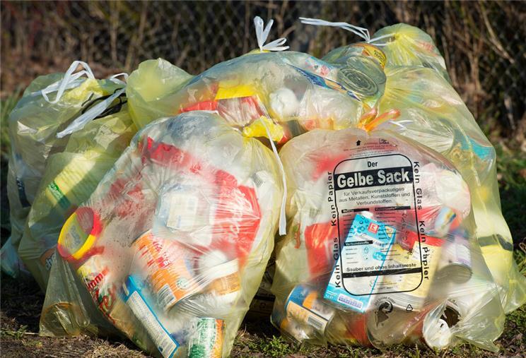 Kostenlose Abgabe von Papierabfällen und Gelben Säcken auf Wertstoffhof Loxstedt