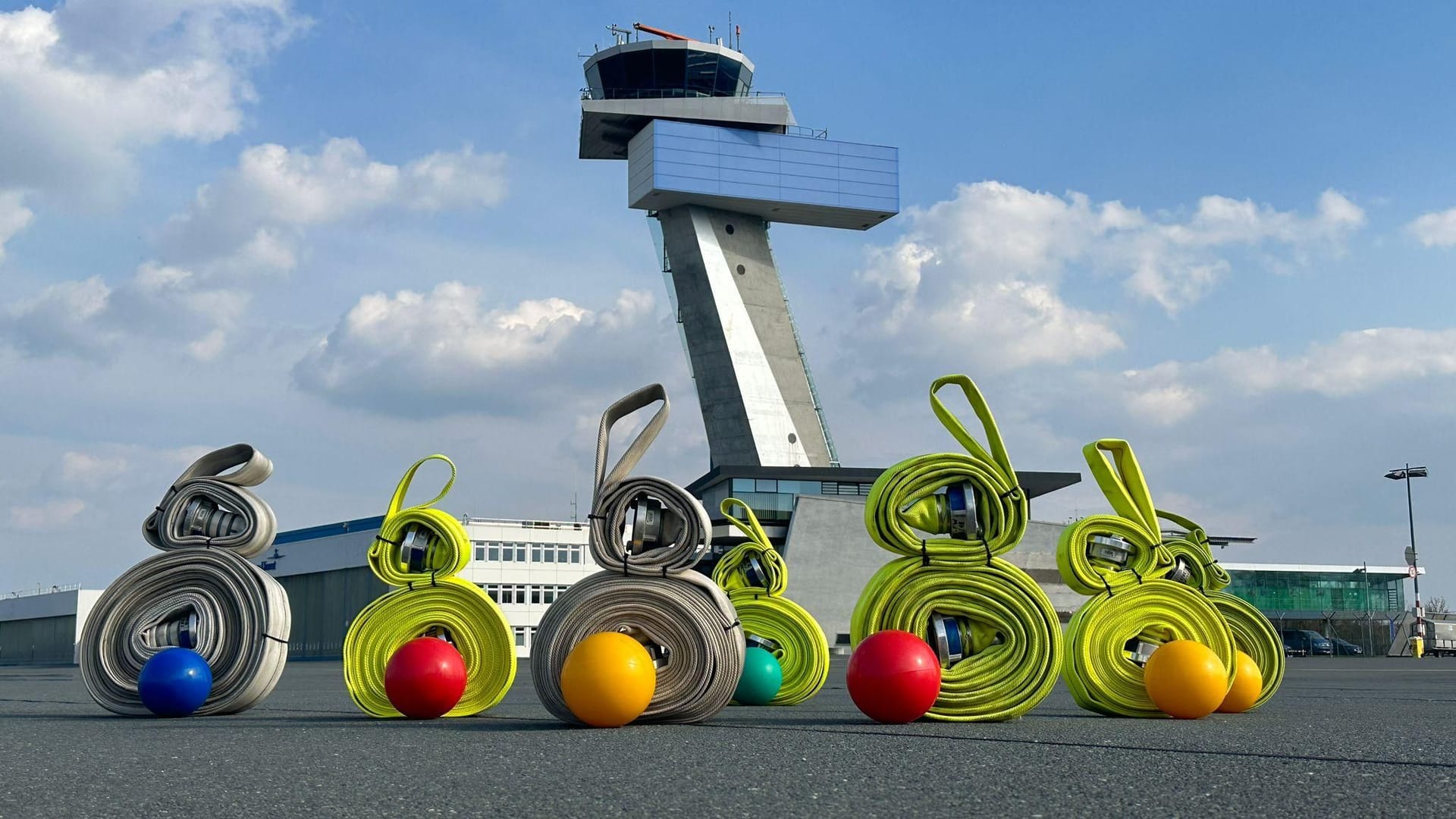 Die Flughafenfeuerwehr hat ihre Löschschläuche zu Osterhasen gerollt: Mit Ostern beginnt am Airport die Hauptreisezeit.
