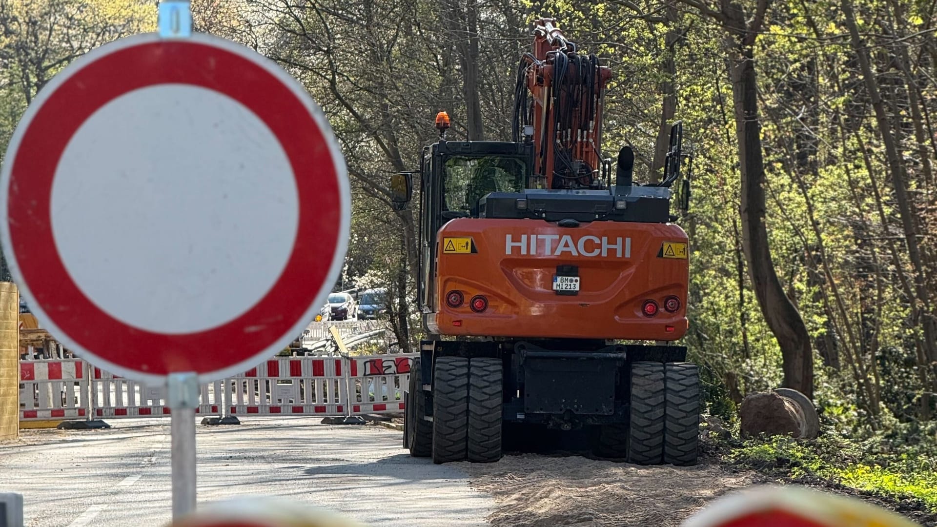 Die Friedrich-Ebert-Straße in Köln-Rodenkirchen ist seit Monaten gesperrt: Auf mehreren Hundert Metern muss eine Wasserleitung ausgetauscht werden.