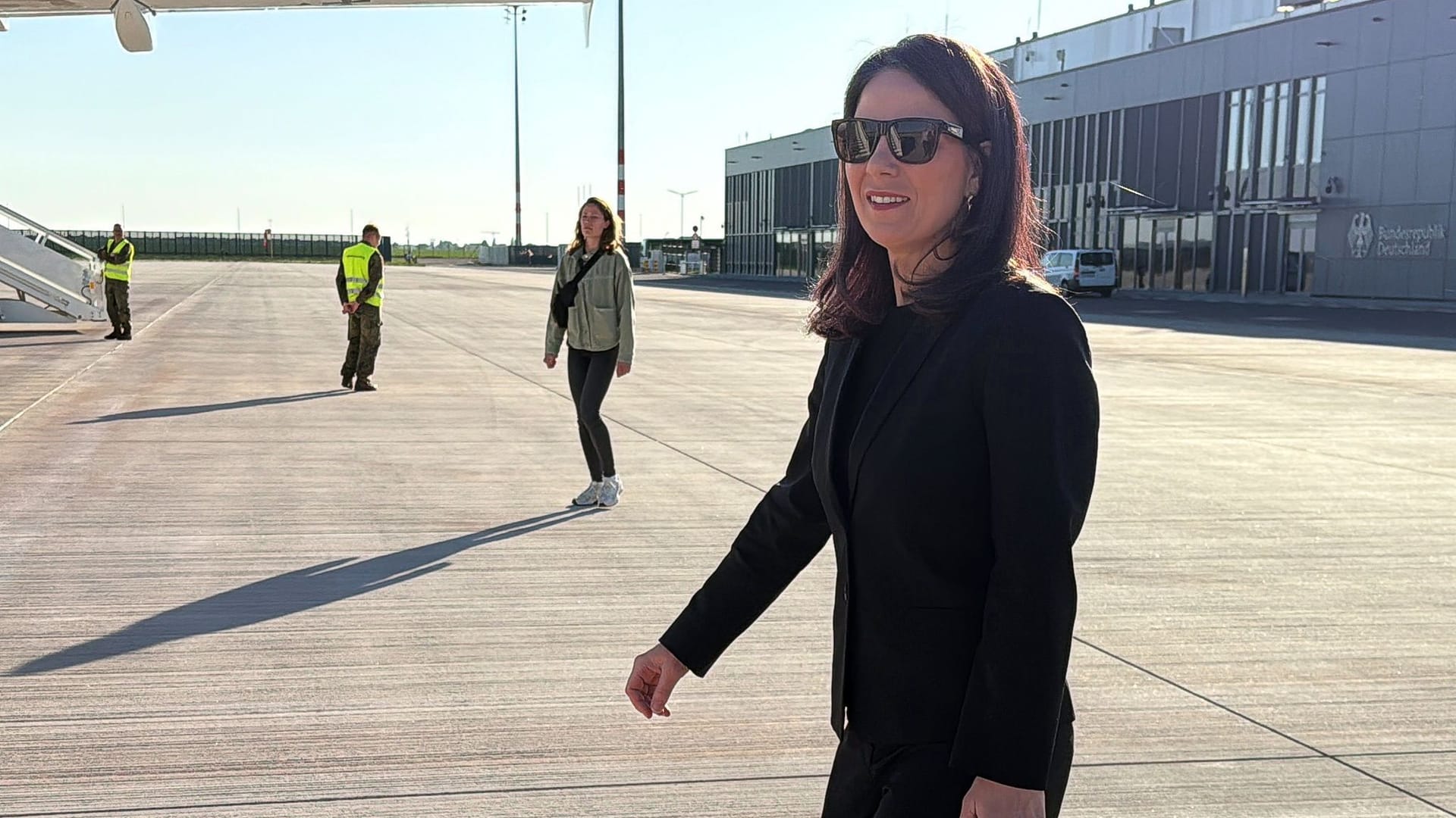 Die geschäftsführende Bundesaußenministerin Annalena Baerbock (Grüne) auf dem Weg nach Bornholm.