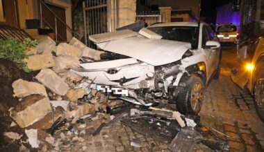 Vorgarten verwüstet – schwerer Unfall mit Linienbus