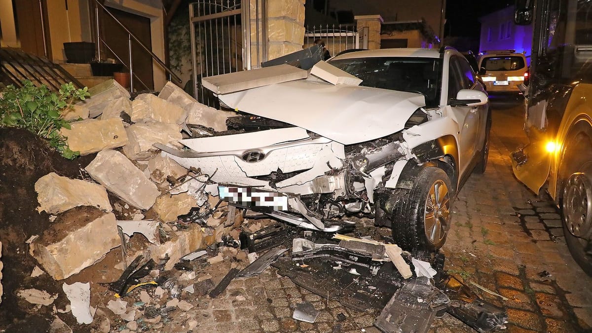 Vorgarten verwüstet – schwerer Unfall mit Linienbus