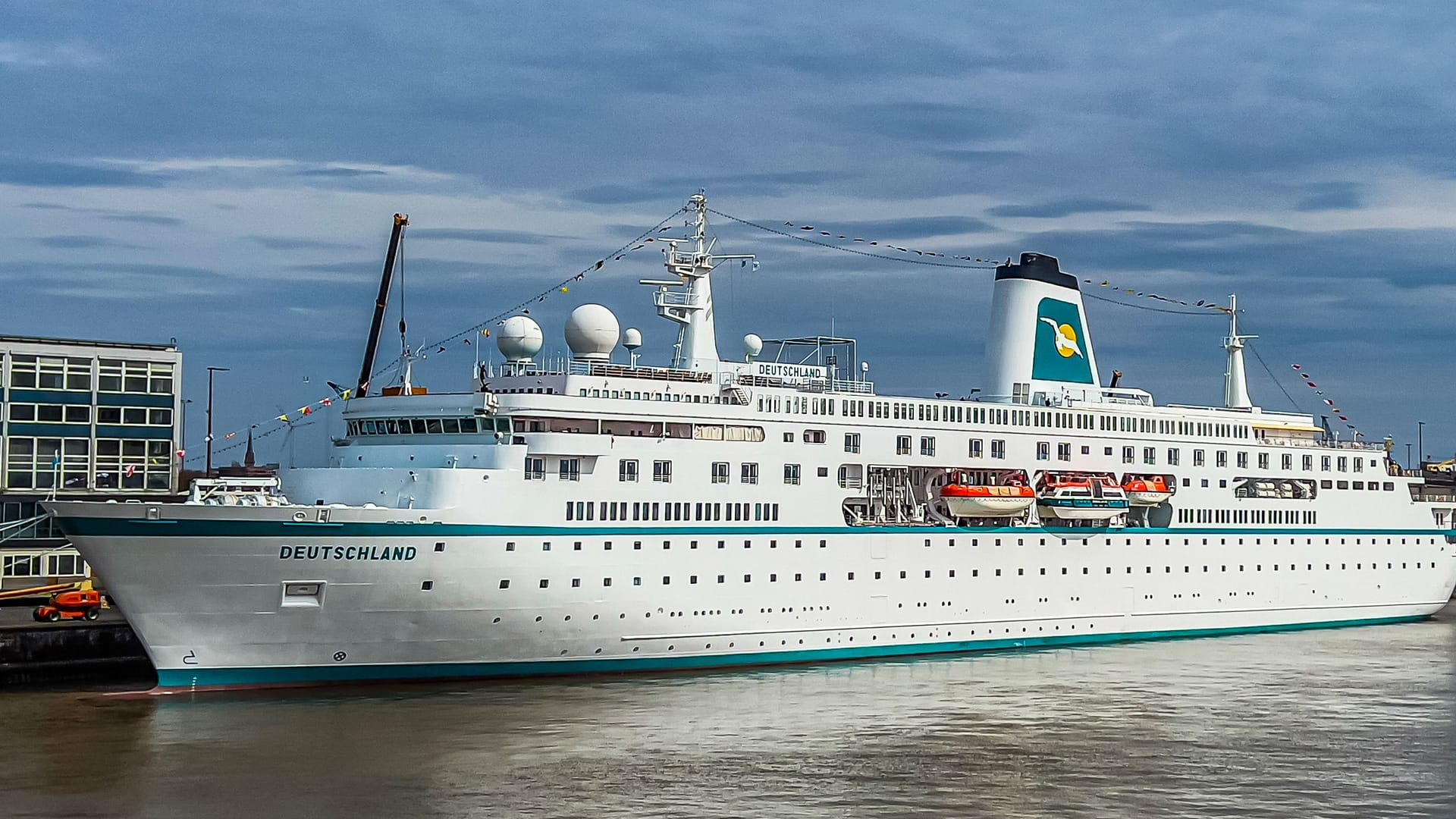 Die MS Deutschland in Bremerhaven (Archivbild): Am Dienstag ist das ehemalige Traumschiff in seinen Heimathafen für die Sommersaison eingelaufen.