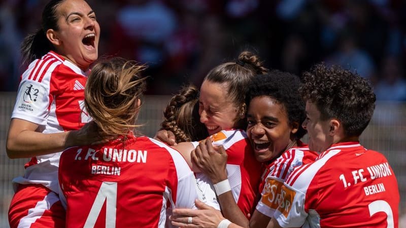 Die Nummer 1 in Berlin: Unions Fußballerinnen bejubeln den Aufstieg.
