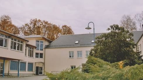 Die Oberschule in Oelsnitz (Archivbild): Dieses Foto hat der Schülerrat auf Facebook geteilt. Die Schule wird gerade von einem rechtsextremen Vorfall erschüttert,
