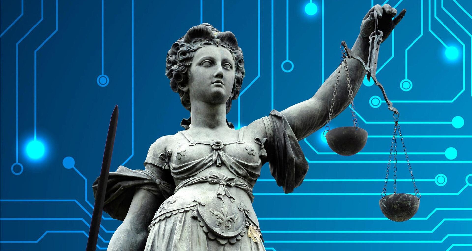 Eine steinerne Statue der Justizia hält in der rechten hand ein Schwert und in der linken eine Waage. Sie steht vor einem blauen Hintergrund, der einen Chip darstellen soll.