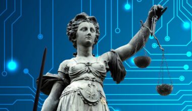 Eine steinerne Statue der Justizia hält in der rechten hand ein Schwert und in der linken eine Waage. Sie steht vor einem blauen Hintergrund, der einen Chip darstellen soll.