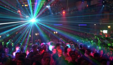"Faltenrock" in Hamburg: Disco für tanzfreudige Menschen ab 60 | NDR.de - Kultur