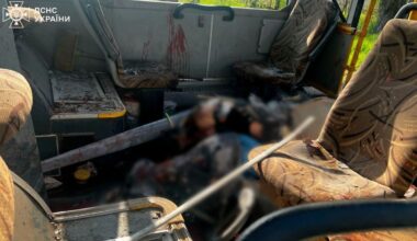 Dutzende weitere sind verletzt: Russische Drohne trifft Bus - neun Menschen getötet