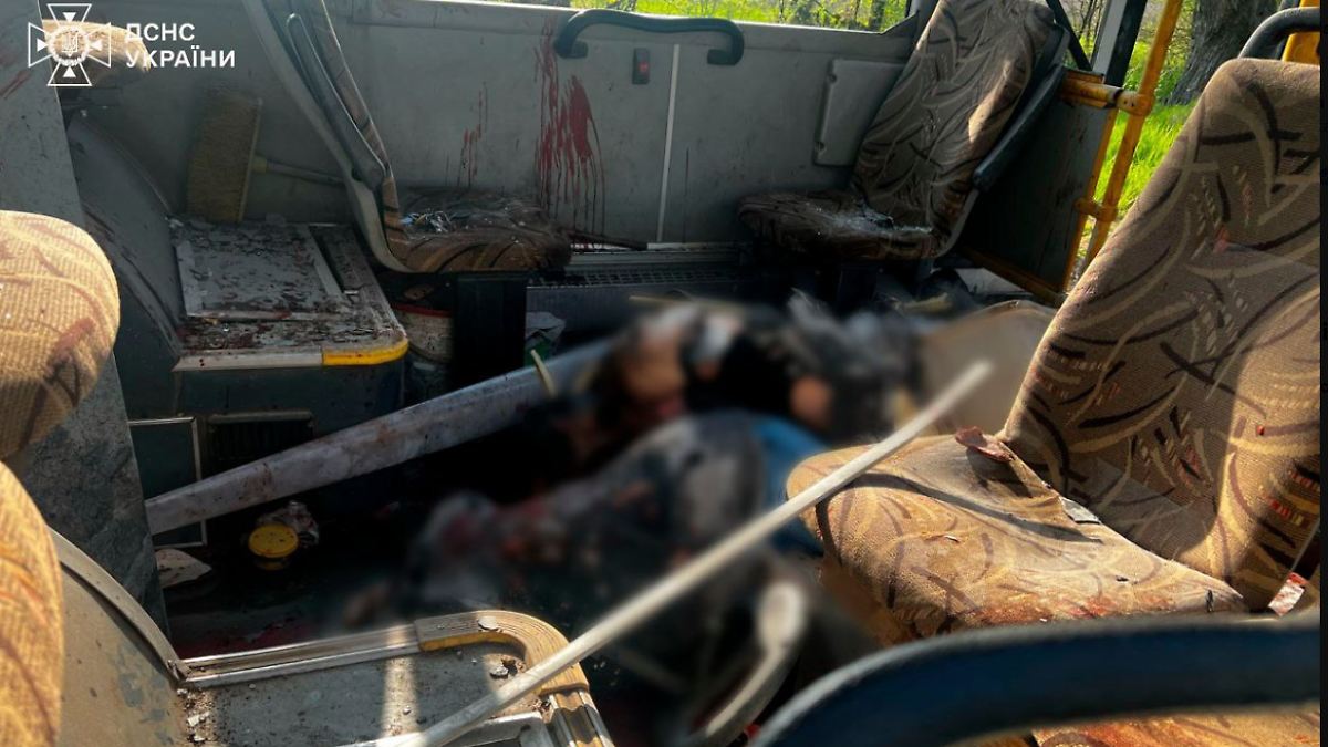 Dutzende weitere sind verletzt: Russische Drohne trifft Bus - neun Menschen getötet