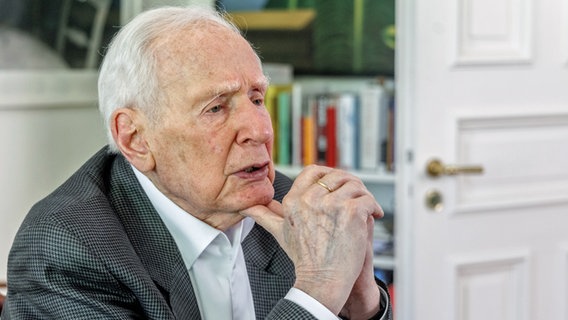 Klaus von Dohnanyi (SPD), ehemaliger Erster Bürgermeister von Hamburg, gibt am 09.06.2023 in seinem Büro ein Interview. © picture alliance/dpa Foto: Markus Scholz