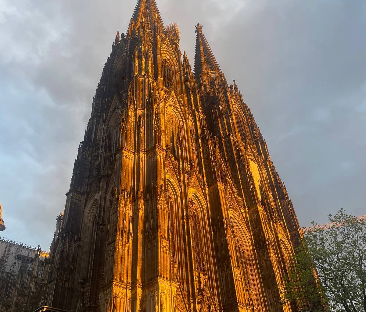 Mehrere Personen klettern auf Dom - Hubschrauber im Einsatz