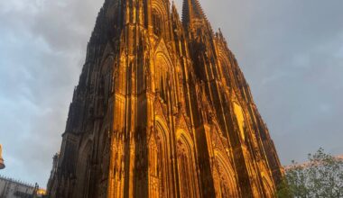 Mehrere Personen klettern auf Dom - Hubschrauber im Einsatz