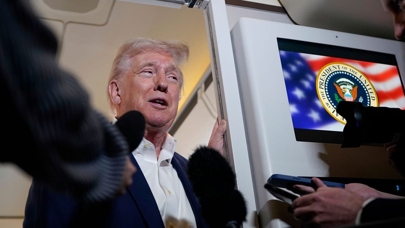 Donald Trump an Bord der Air Force One: Mit seinen Zöllen hat der US-Präsident einen Handelskonflikt ausgelöst.