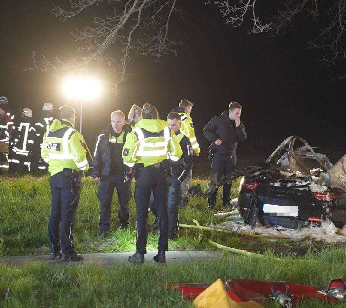 Zwei Jugendliche sterben in Sportwagen