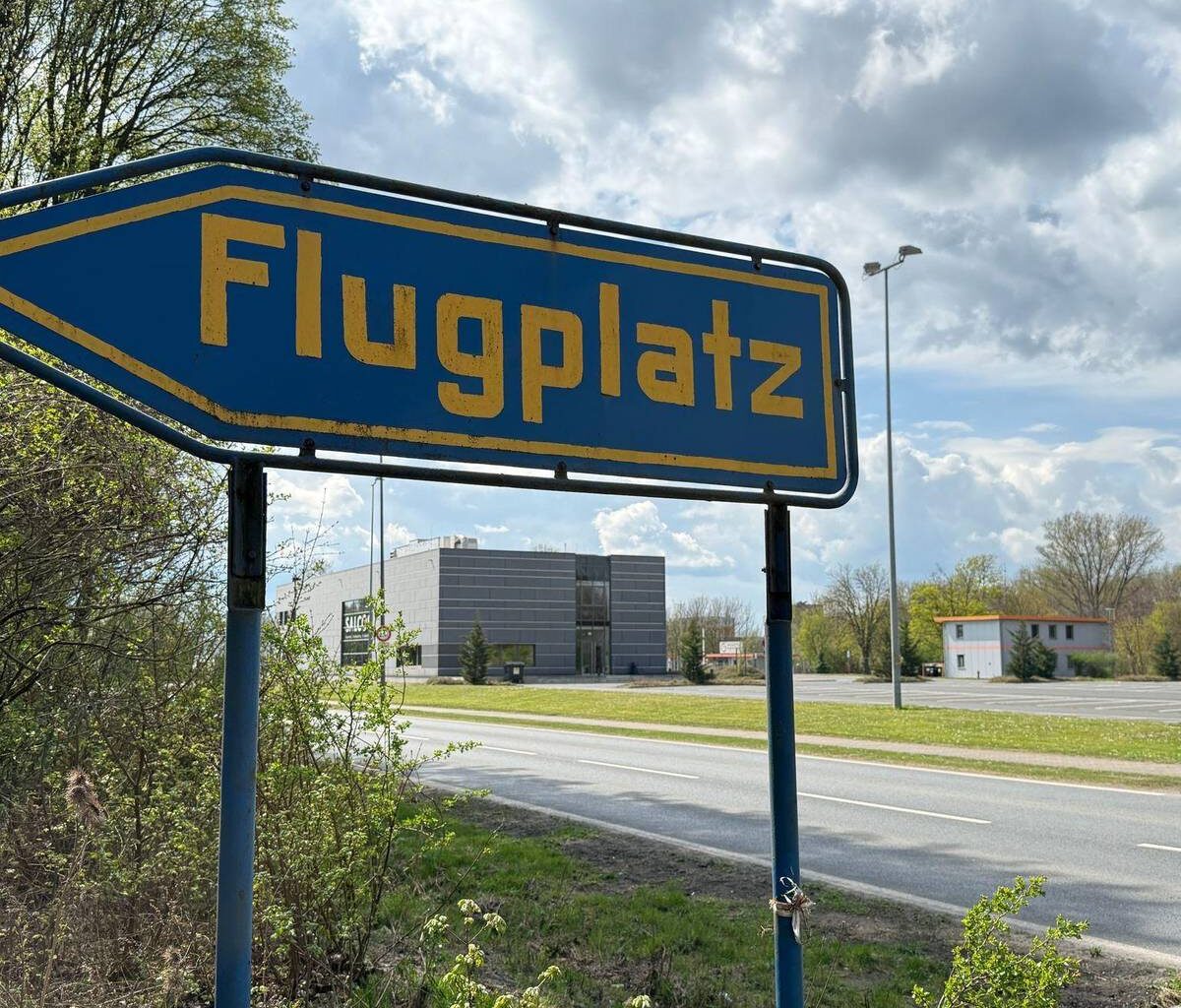 Kleinflugzeug stürzt auf Gelände von Stahlkonzern: zwei Tote