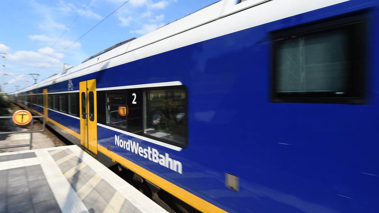 Bahnstrecke zwischen Bremen und Bremerhaven wegen Brandes gesperrt