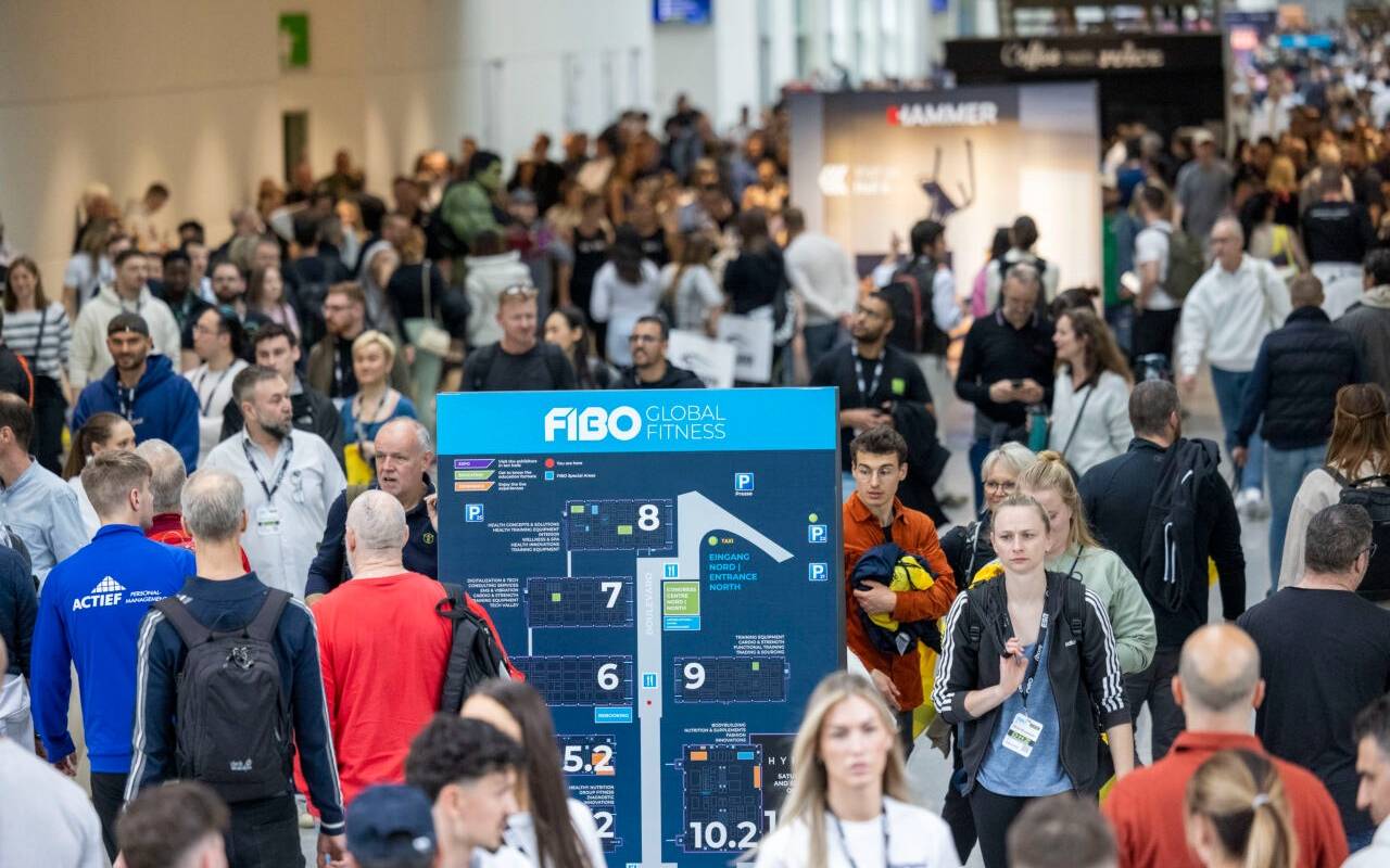 Fachbesucher gehen zwischen den verschiedenen Messehallen auf der Fitnessmesse Fibo. Auf der Messe für Fachbesucher und Verbraucher werden neue Trends rund um Fitness, Wellness und Gesundheit präsentiert.