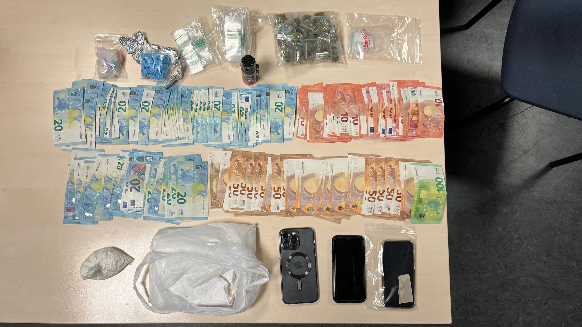 Drogen und Bargeld: Die Kölner Polizei hat am Dienstagabend einen Drogendealer geschnappt.