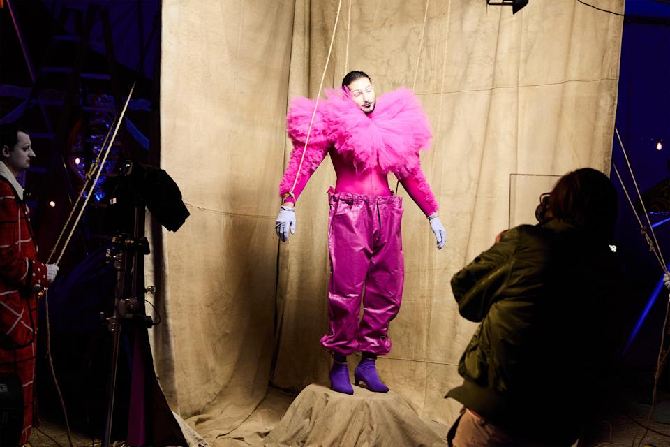 Nawin findet sein Outfit bei GNTM richtig doof – und zeigt das auch (Bild: ProSieben/Max Montgomery)