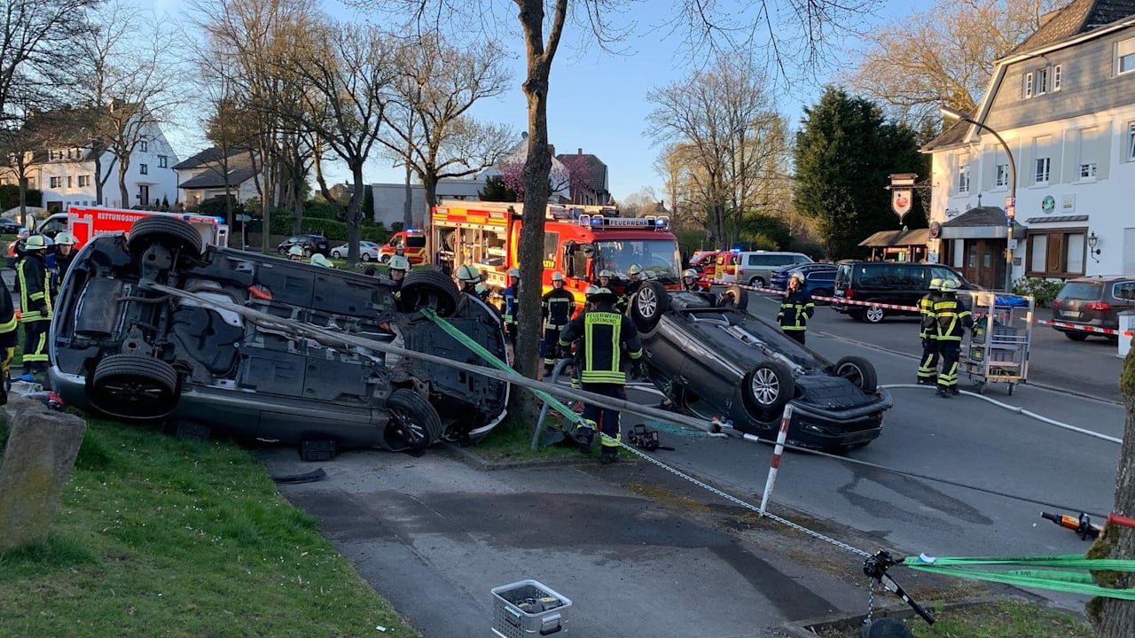 Kind hatte Riesenglück bei Unfall: Zwei Autos landen in Dortmund auf dem Dach | Regional