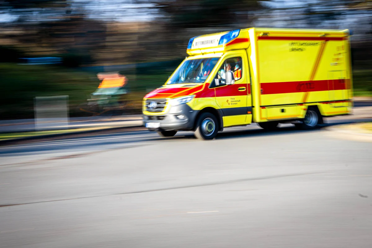 Bremen - 14-Jähriger von Auto erfasst und schwer verletzt - Panorama