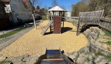 Prozess in Stuttgart: Mutter verletzt 4 Mädchen auf Spielplatz | Regional
