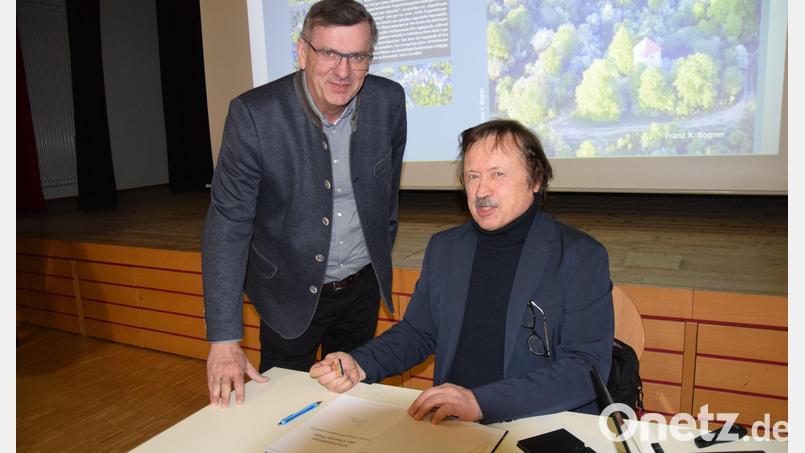 Bürgermeister Peter Braun (links) ließ sich bei der Vorstellung des Buches "Schatzkammer der Oberen Pfalz" von Autor Franz X. Bogner ein Exemplar signieren. Bild: bö