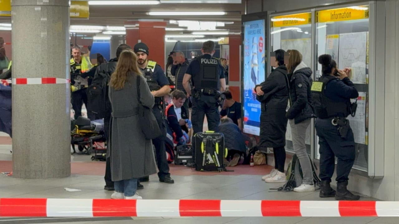 In Berliner U-Bahnhof: Mann niedergestochen – Täter flüchtig | Regional