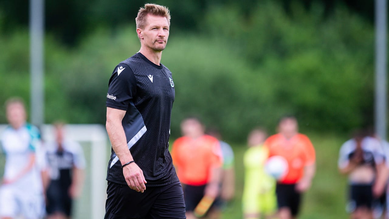 Hannover 96: Torwart-Trainer lässt Wirtz-Doppelgänger fliegen | Sport
