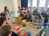 Schüler des Greifen-Gymnasiums versuchten sich beim Teppichweben in Aubusson.