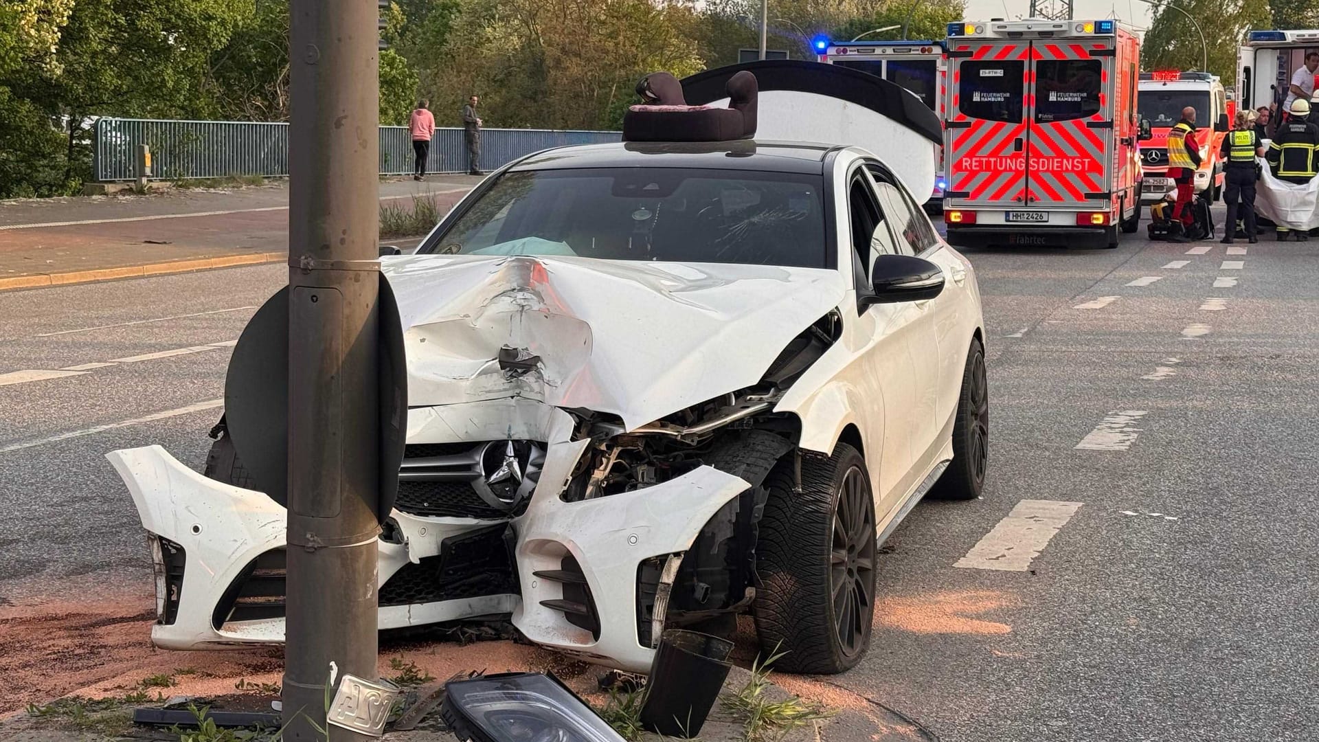 Ein AMG Mercedes an einem Ampelmast: Das Fahrzeug hat einen Totalschaden.