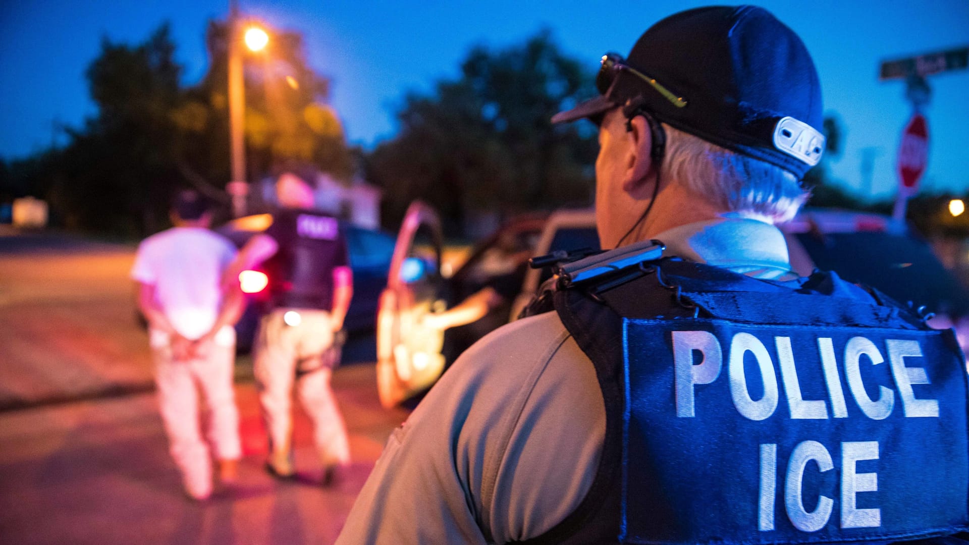 Ein Beamter der US-Abschiebebehörde Immigration and Customs Enforcement (ICE): Ein Freibrief von Trump.