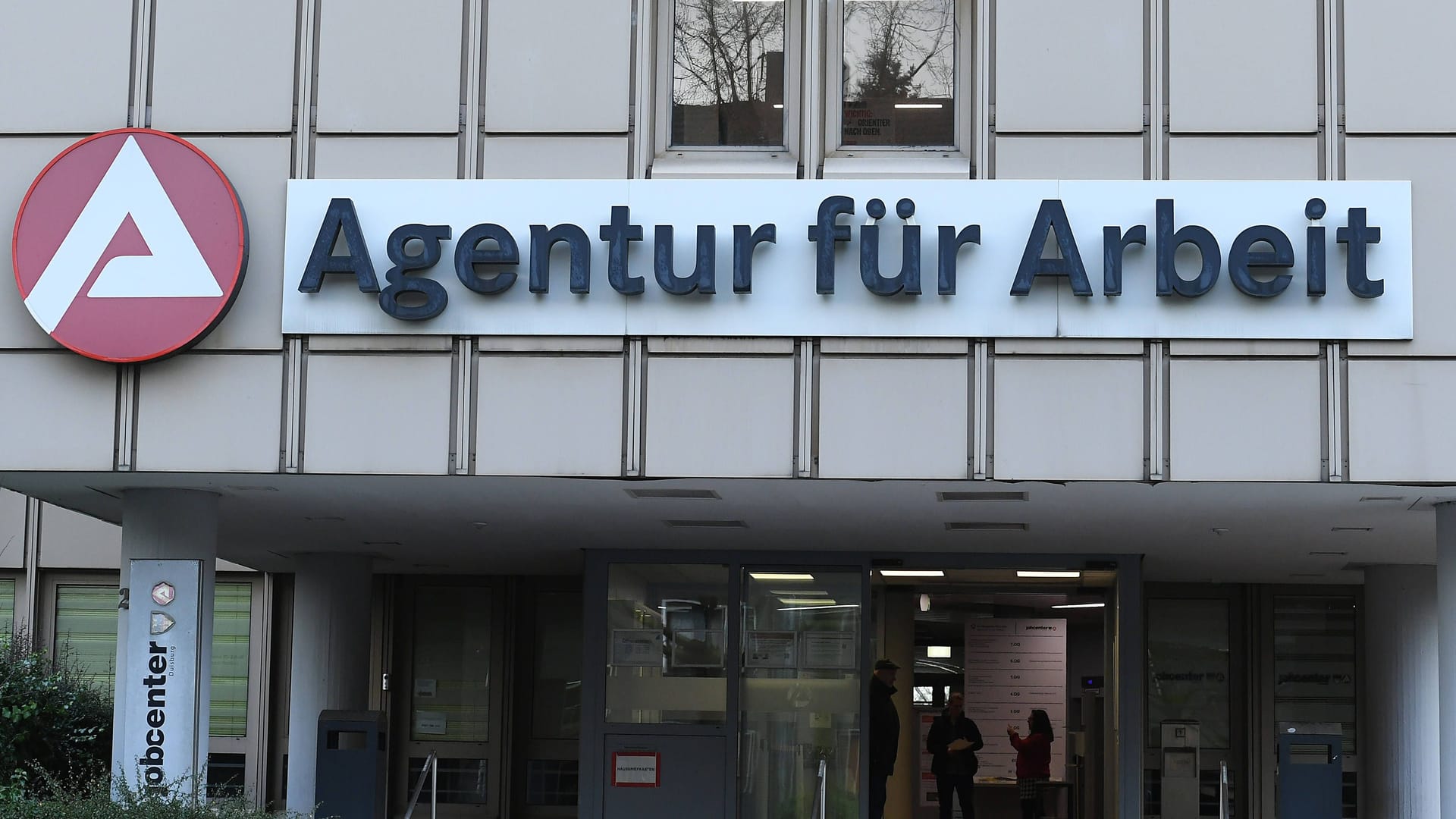 Ein Büro der Bundesagentur für Arbeit (Symbolbild): Die Zahl der Bremer ohne Job ist im April leicht gesunken.