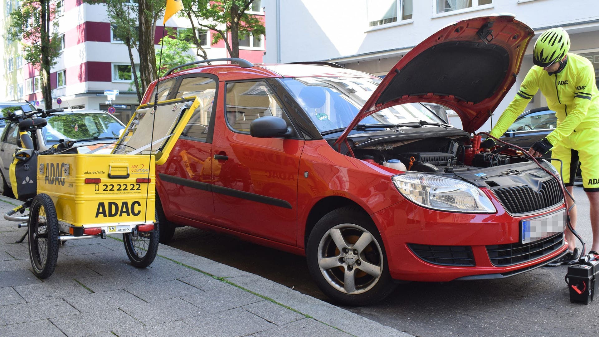 Ein E-Bike des ADAC im Einsatz (Symbolbild): In zehn deutschen Städten kommen die Gelben Engel jetzt auch mit dem E-Bike zur Panne .