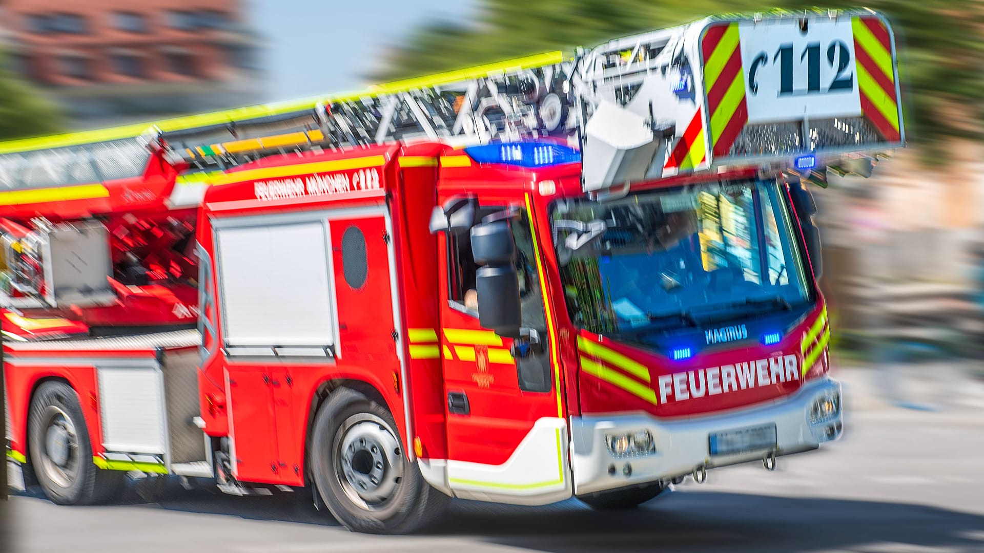 Ein Feuerwehrauto in München (Archivbild): Eine Anwohnerin hatte die Einsatzkräfte alarmiert.