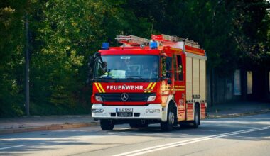 Feuerwehr rettet kleines Mädchen aus aufgeheiztem Auto