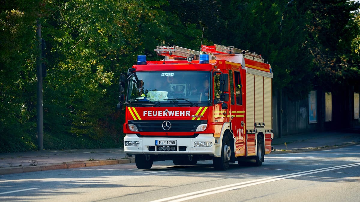Feuerwehr rettet kleines Mädchen aus aufgeheiztem Auto