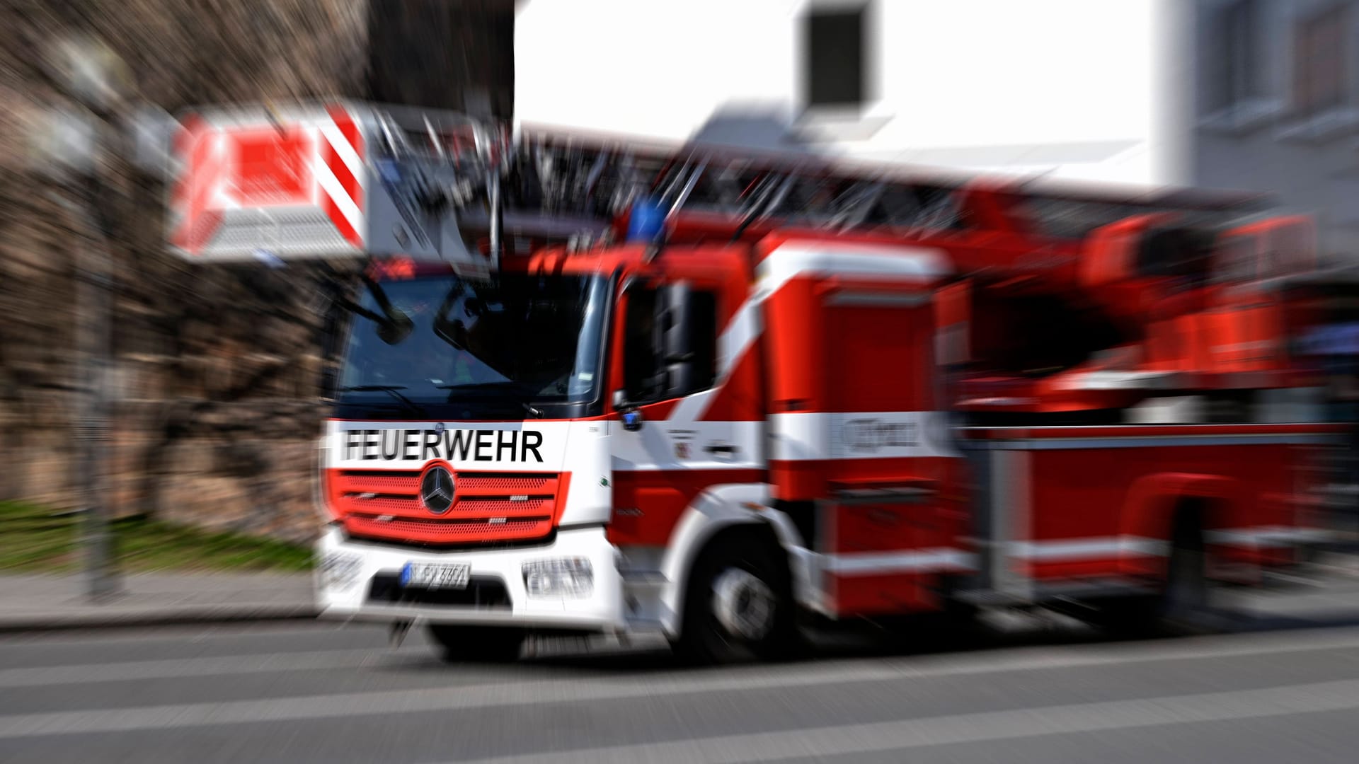 Ein Feuerwehrauto in Nürnberg (Archivbild): Die Höhe des entstandenen Schadens ist noch unklar.