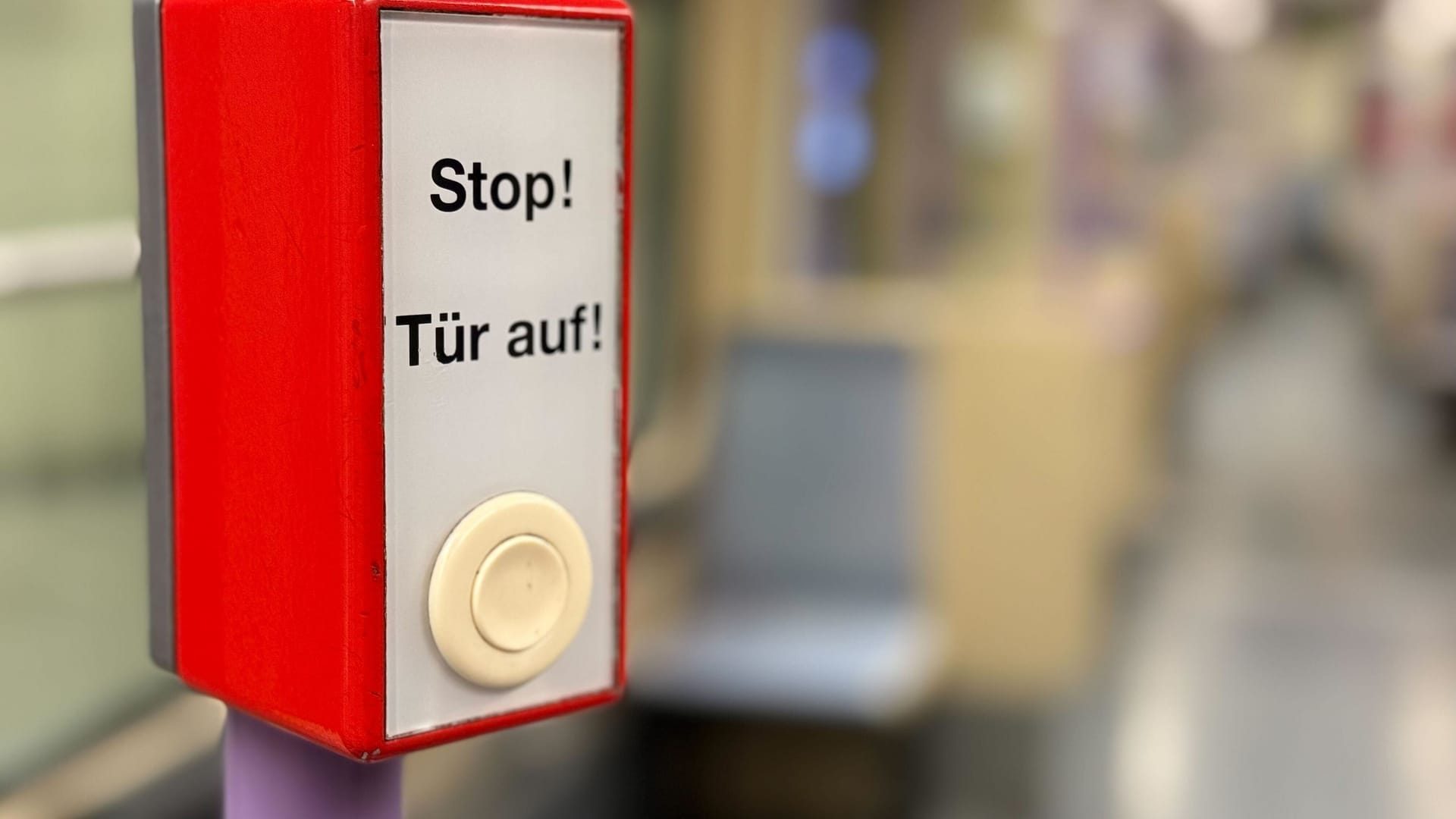 Ein Halteknopf in einer KVB-Bahn.