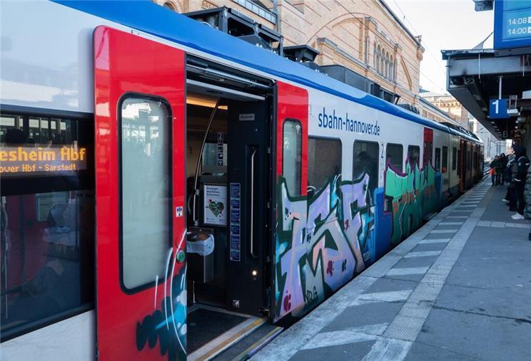 Entlaufener Hund steigt in S-Bahn ein und reist allein nach Hannover