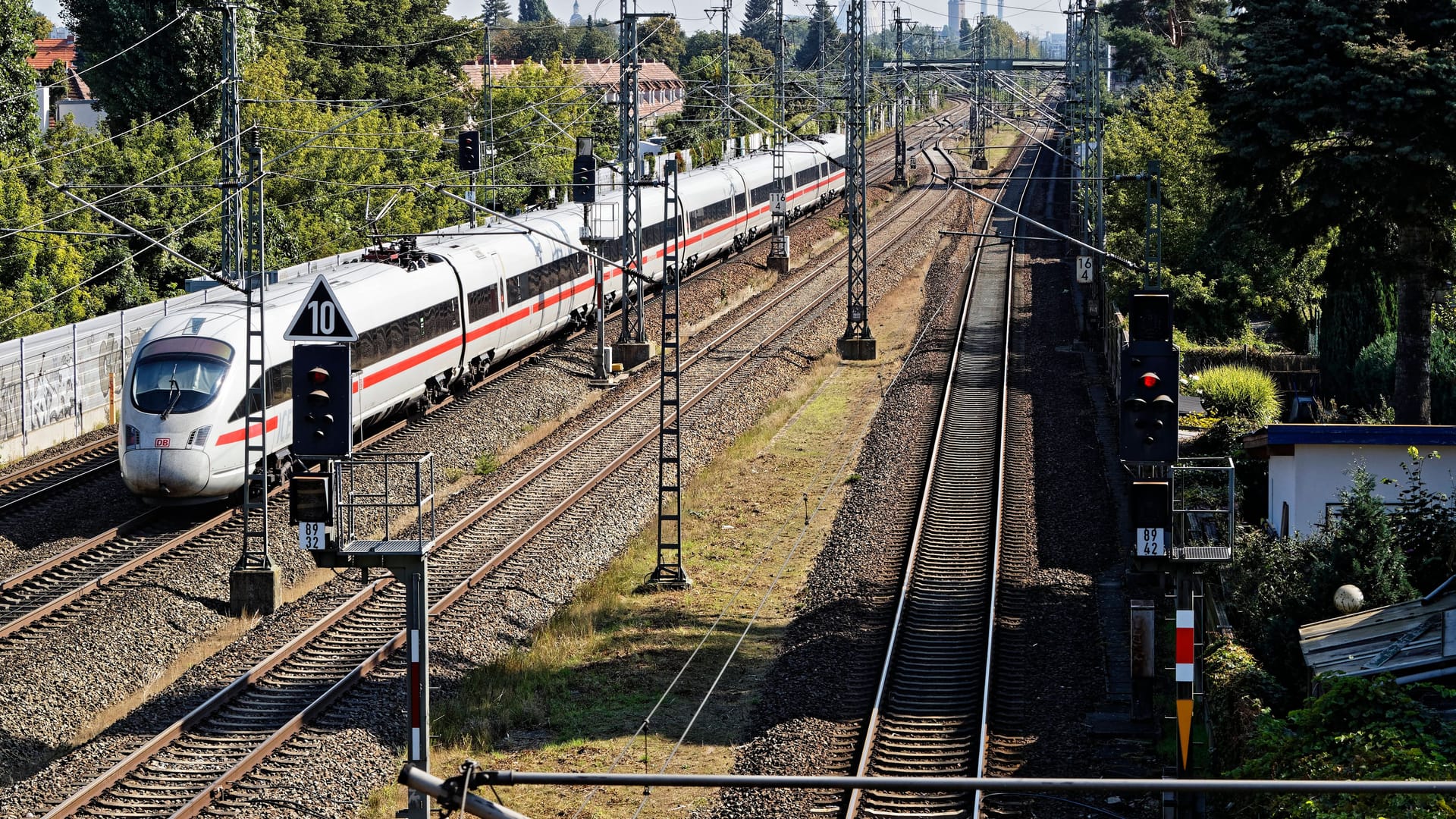 Ein ICE (Archivbild): Zwischen Berlin und NRW dauert die Zugfahrt länger.
