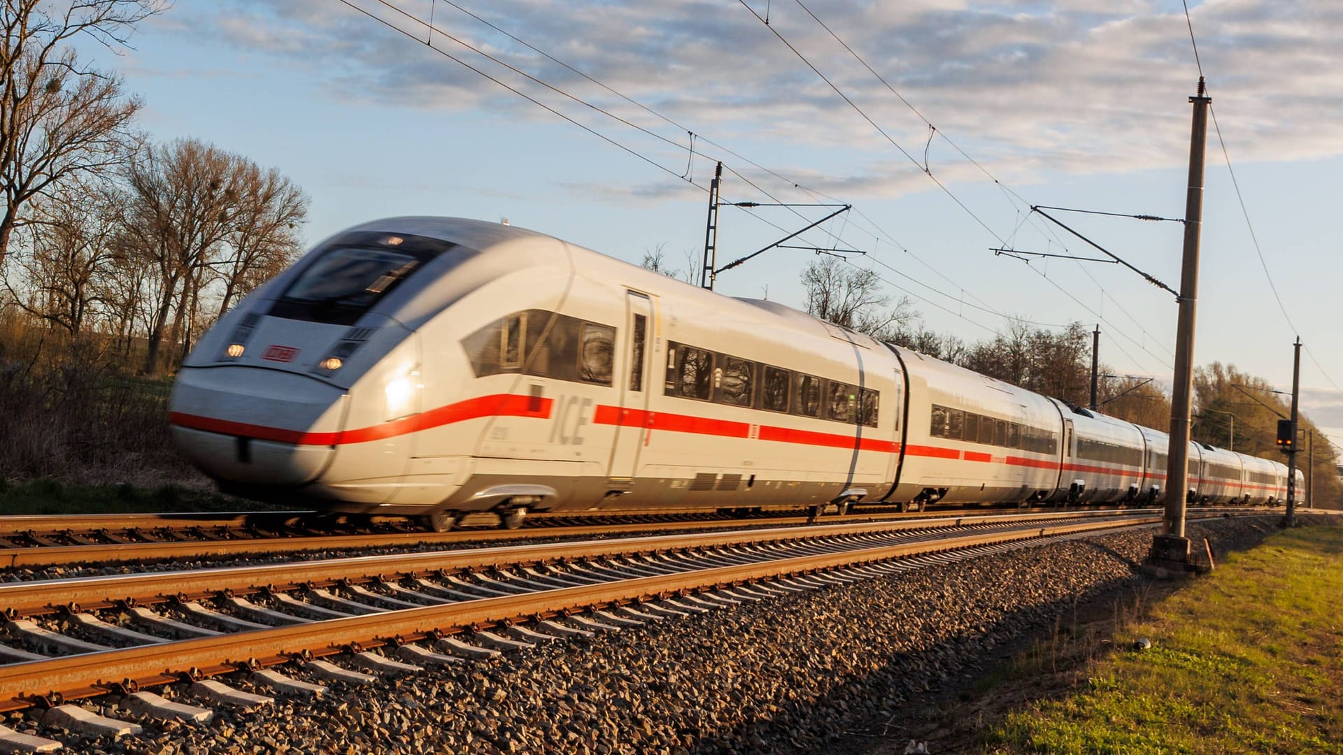 Ein ICE fährt Richtung Berlin (Symbolbild): Wegen eines Stellwerkdefekts in Hamburg kommt es zu Ausfällen und Verspätungen.