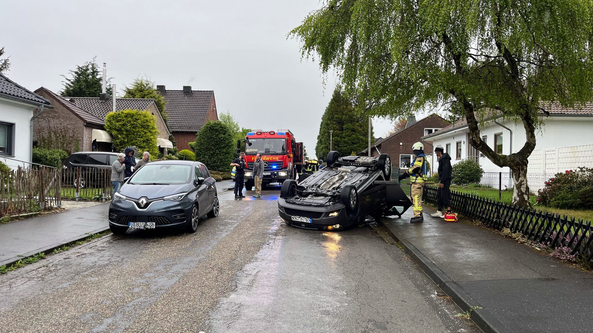 Unfall in Herzogenrath: Ein Auto landete auf dem Dach.