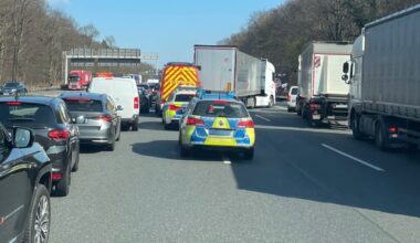 Rettungsgasse zugeparkt – Feuerwehr kritisiert Autofahrer
