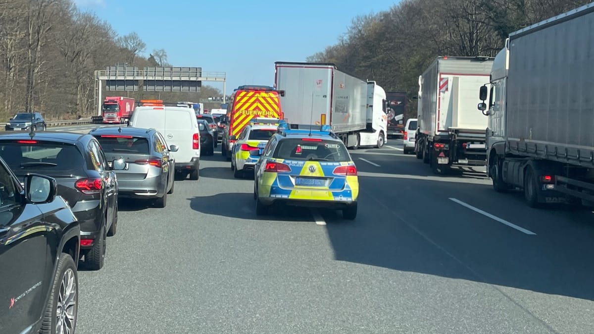Rettungsgasse zugeparkt – Feuerwehr kritisiert Autofahrer